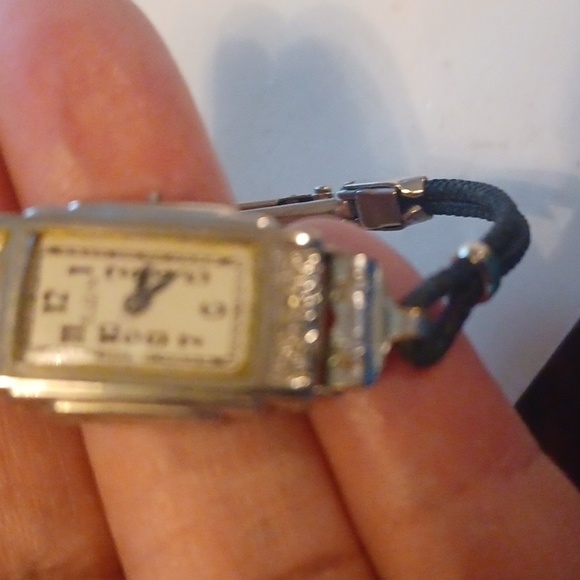 VINTAGE WOMEN'S WATCH NOAHS ARK, ANIMALS PRE LOVED, SILVERTONE, HONG KONG QUARTZ - Picture 8 of 9